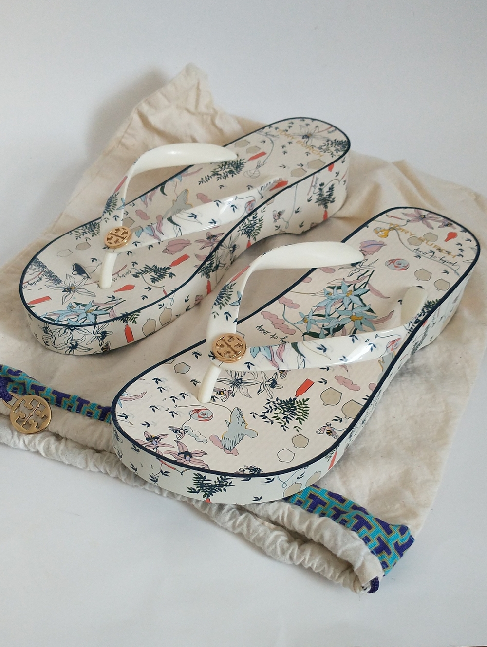 NEW Tory Burch White Floral Platform Flip-Flops with Gold Accent. SIZE 7